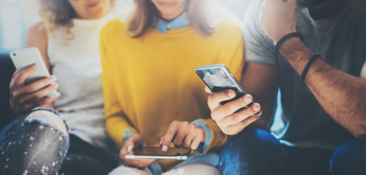 people with phones Innopay